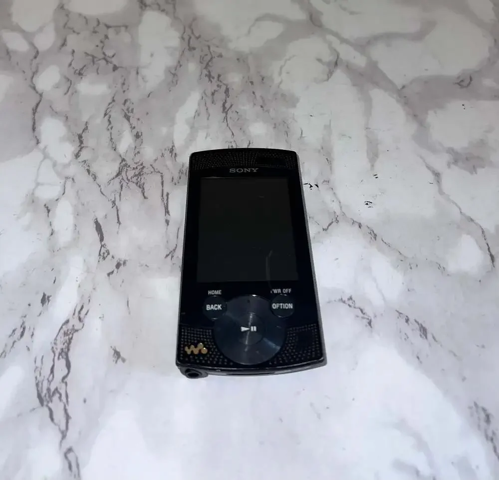 Sony Walkman NWZ-S544 8GB Digital Media MP3 Video Player with Built-in Speakers